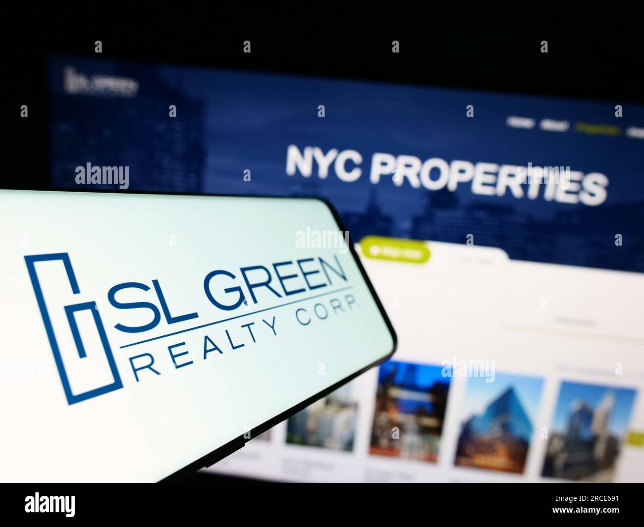 Handy mit Logo der amerikanischen Immobilienfirma SL Green Realty Corp. Auf dem Bildschirm vor der Website. Fokus auf die Mitte links des Telefondisplays. Stockfoto