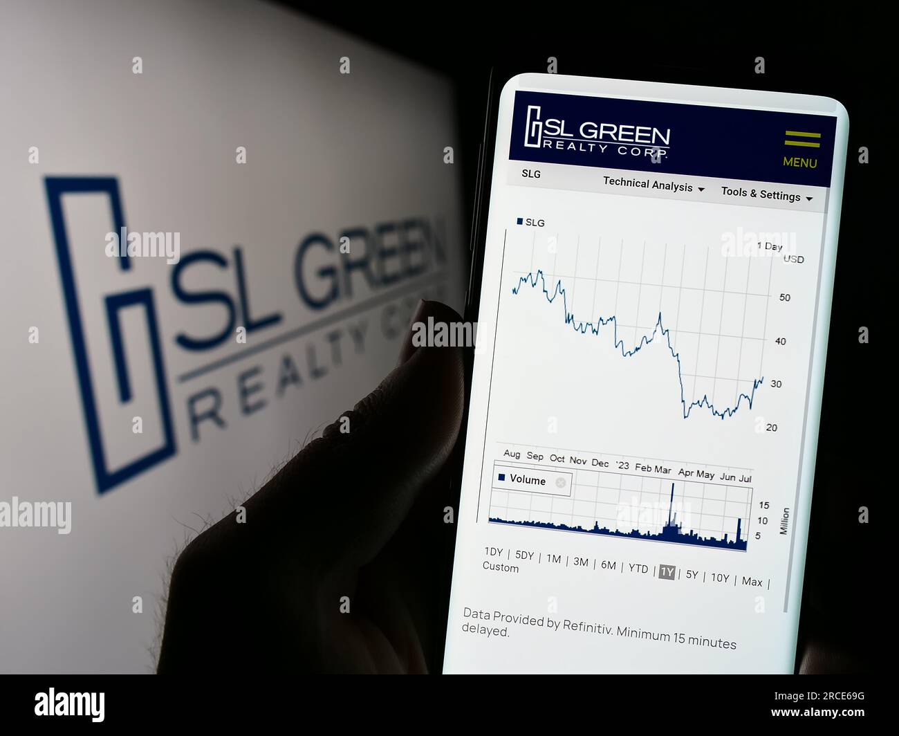Person mit Smartphone und Website der US-Immobiliengesellschaft SL Green Realty Corp. Auf dem Bildschirm mit Logo. Konzentrieren Sie sich auf die Mitte des Telefondisplays. Stockfoto