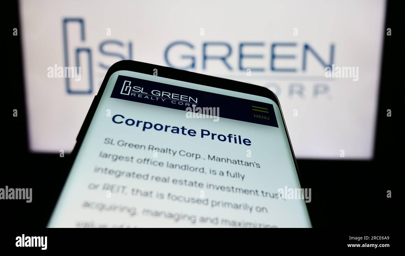 Mobiltelefon mit Webseite des US-Immobilienunternehmens SL Green Realty Corp. Auf dem Bildschirm vor dem Logo. Fokus auf oberer linker Seite des Telefondisplays. Stockfoto