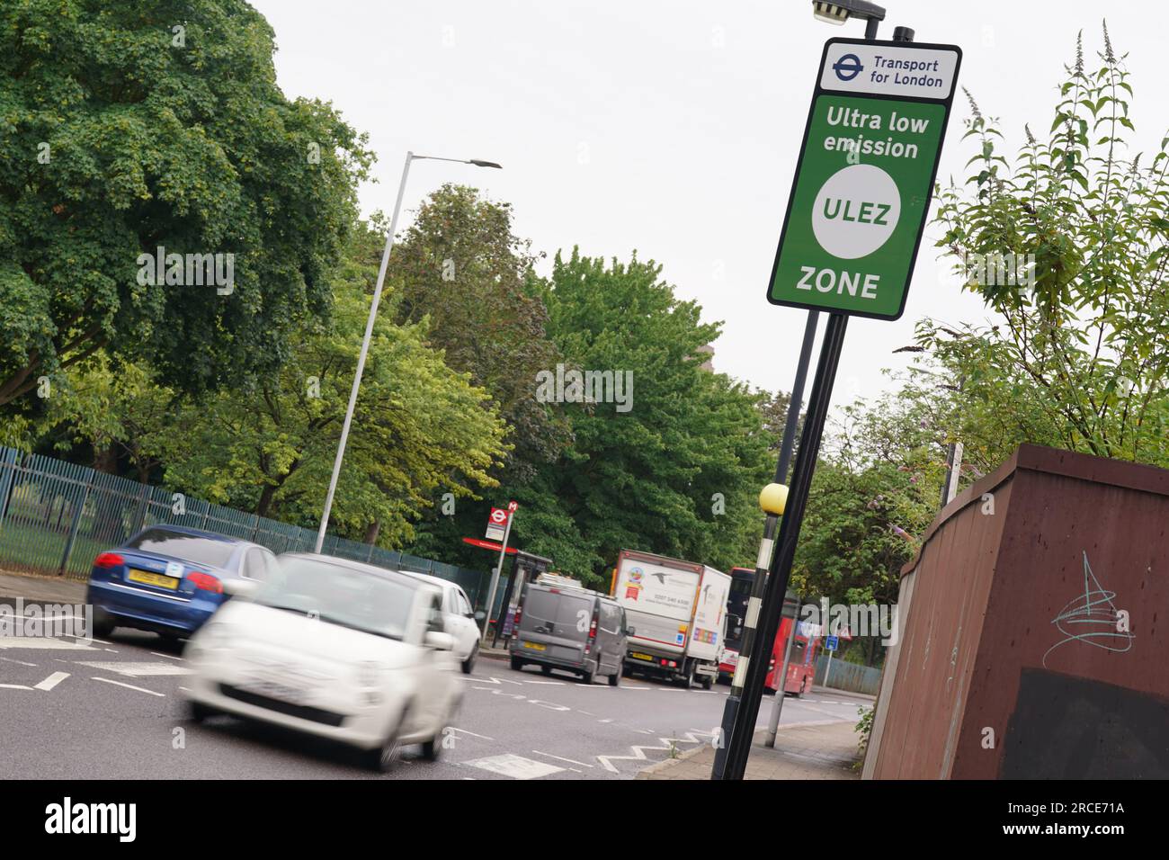 Ein Hinweisschild für die Ulez-Zone (Ultra Low Emission Zone) in London. Bürgermeister Sadiq Khan beabsichtigt, Ulez auf alle Londoner Stadtteile auszudehnen und über die Nord- und Süd-Kreisstraßen hinaus zu erweitern. Wenn die Fahrzeuge im Londoner Außenbereich nicht den Emissionsnormen entsprechen, zahlen die Fahrer ab August 29 eine Tagesgebühr von £12,50 USD. Bilddatum: Freitag, 14. Juli 2023. Stockfoto