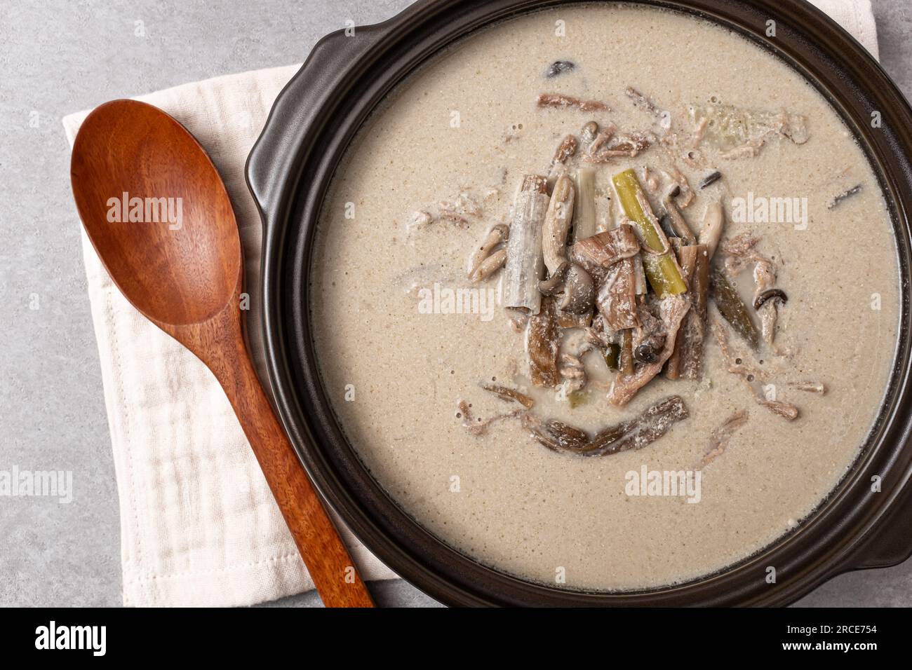 Rinderperillasuppe mit Tarostielen und Pilzen Stockfoto