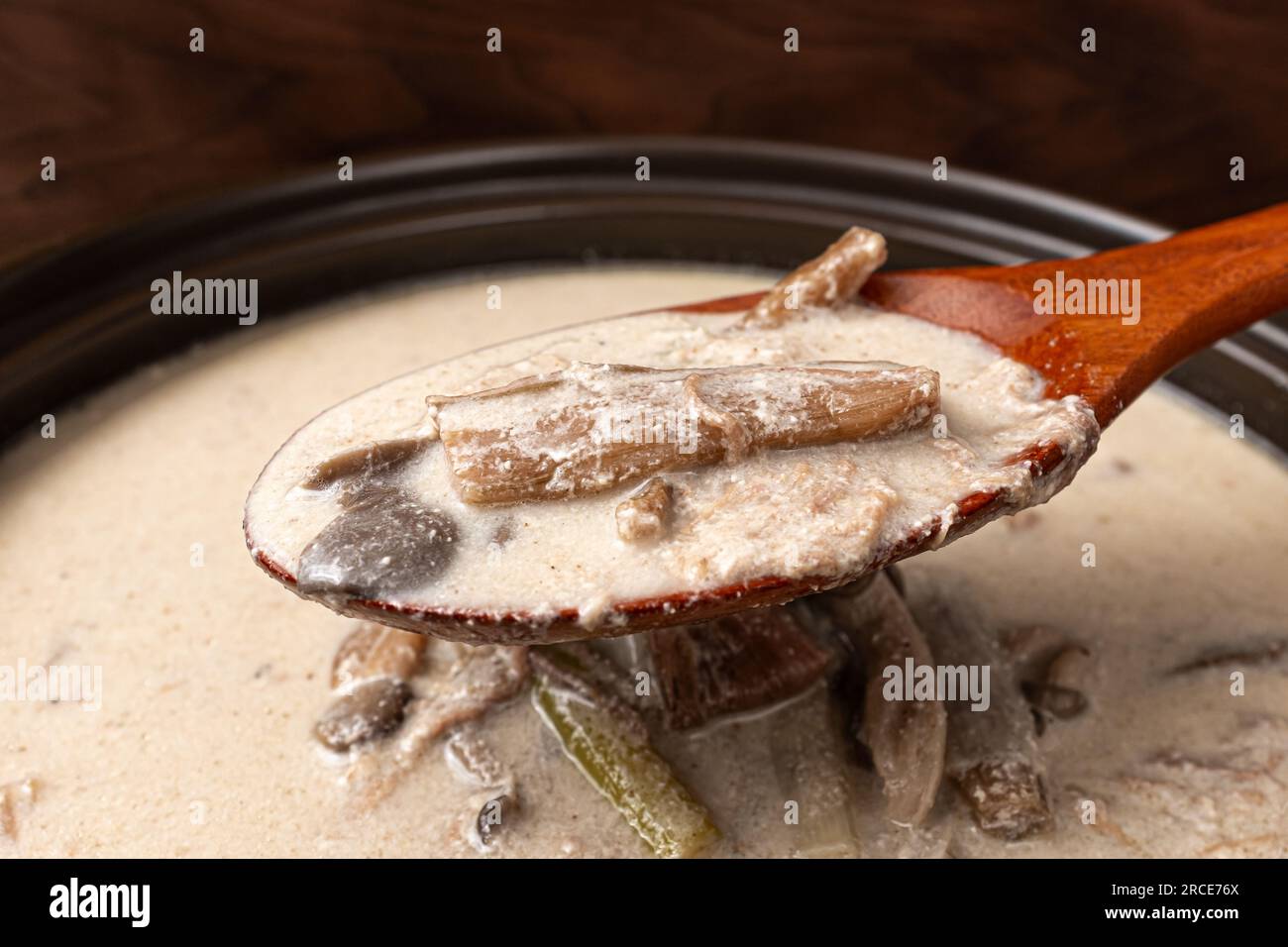 Rinderperillasuppe mit Tarostielen und Pilzen Stockfoto