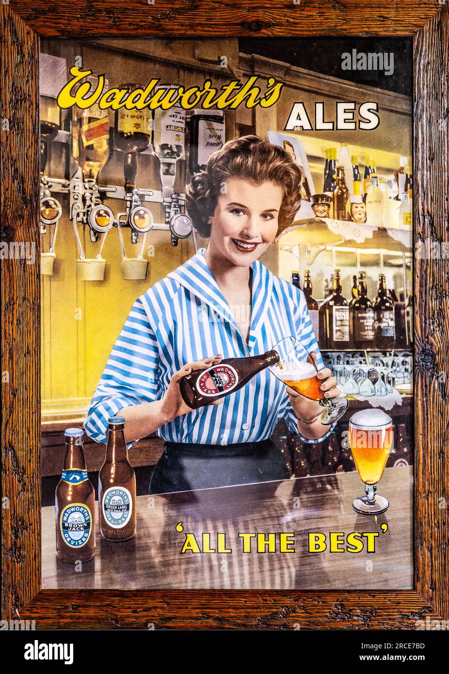 Vintage Wadworth Beer Werbetoster Barmaid Gating glass from bottle, Wiltshire, England, Großbritannien Stockfoto