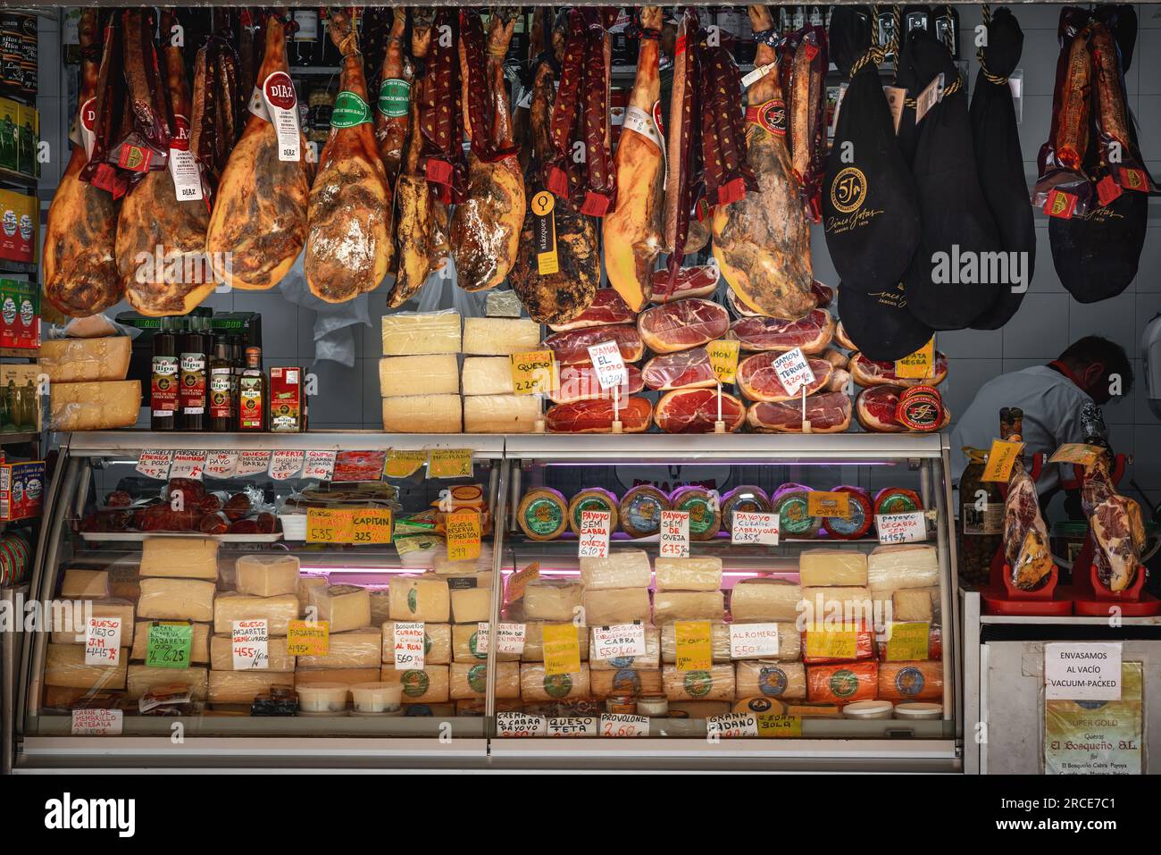 Marktstand mit Stücken Jamon iberico (iberischer Schinken) und Käse - Cadiz, Andalusien, Spanien Stockfoto