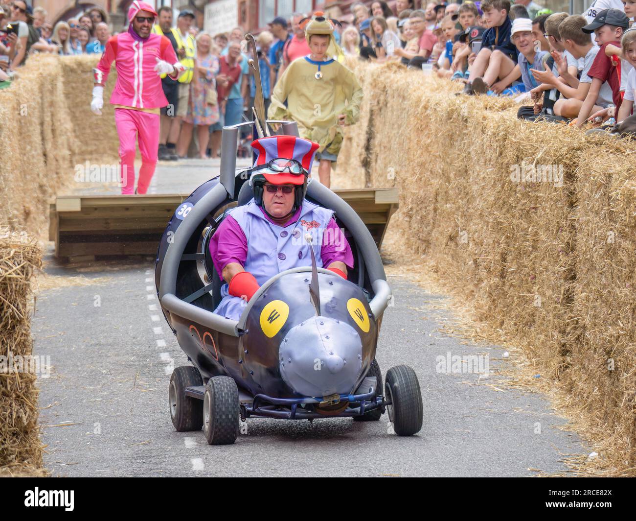 BIDEFORD, DEVON, ENGLAND - 18 2023. JUNI: Teilnehmer an der alljährlichen Spaßveranstaltung des Soapbox Derby in der Stadt. Stockfoto