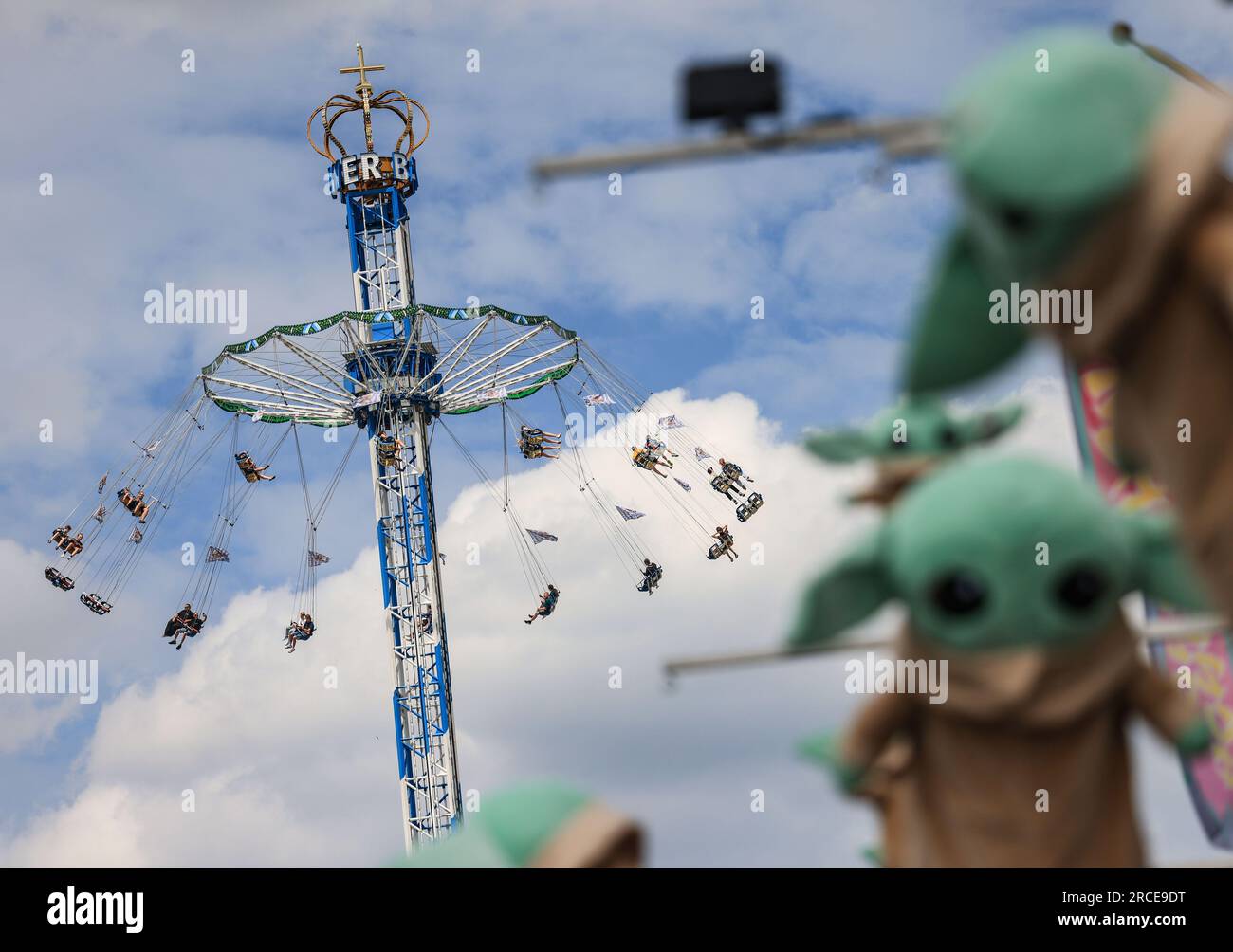 Düsseldorf, Deutschland. 14. Juli 2023. Die Leute fahren auf dem Kettenkarussell in den Rheinkirmes. Eines der größten öffentlichen Festivals in Nordrhein-Westfalen beginnt am Freitag in Düsseldorf mit den Rheinkirmen. Kredit: Oliver Berg/dpa/Alamy Live News Stockfoto