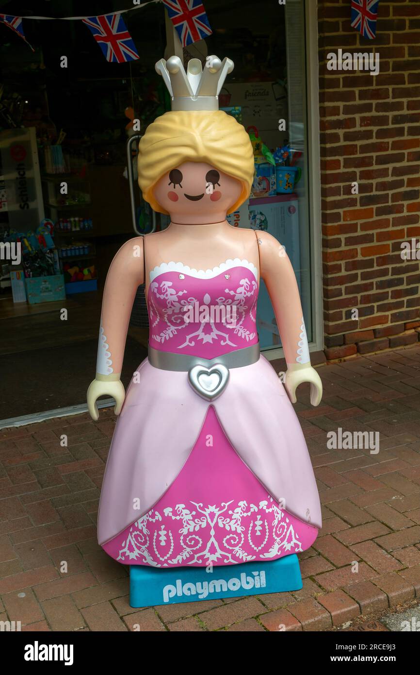 Eine riesige Playmobil-Prinzessin oder ein Queen-Model vor dem Spielzeugladen, Marlborough, Wiltshire, England, Großbritannien Stockfoto