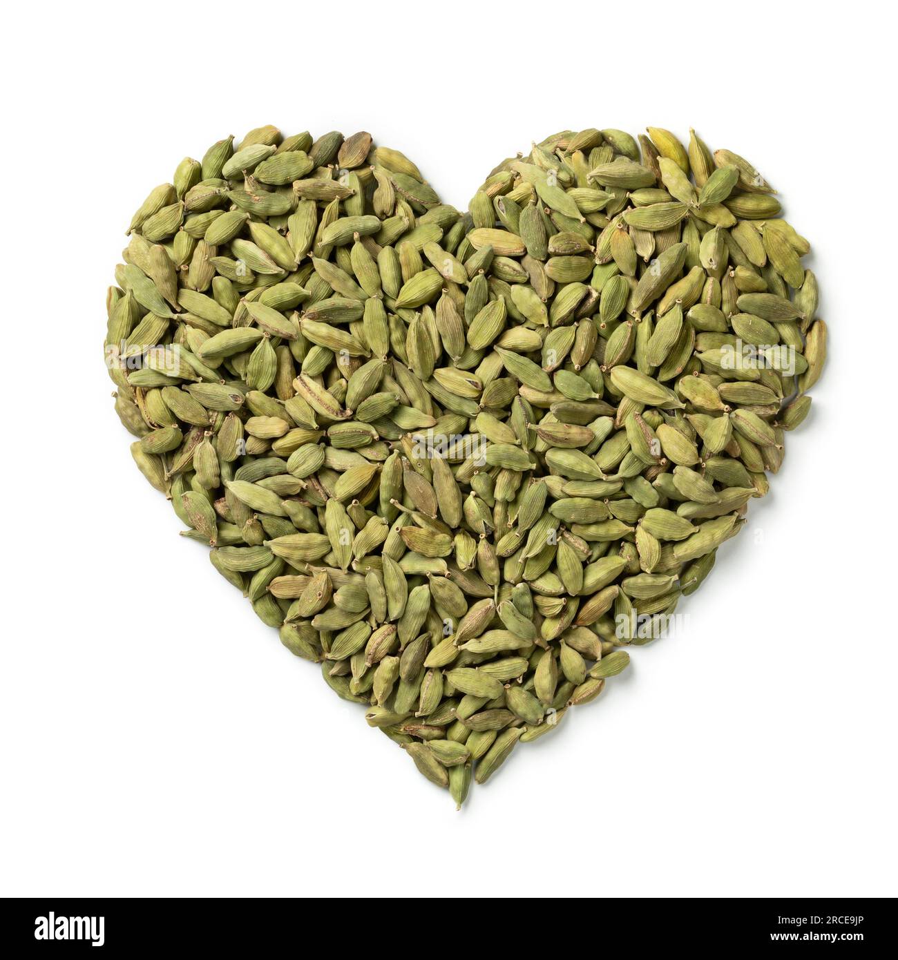 Grüne True Cardamom-Hülsen in Herzform isoliert auf weißem Hintergrund Stockfoto