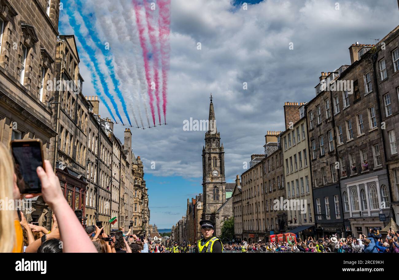 Red Arrows plypast, Service of Thanksgiving für Charles III, Royal Mile, Edinburgh, Schottland, Großbritannien Stockfoto