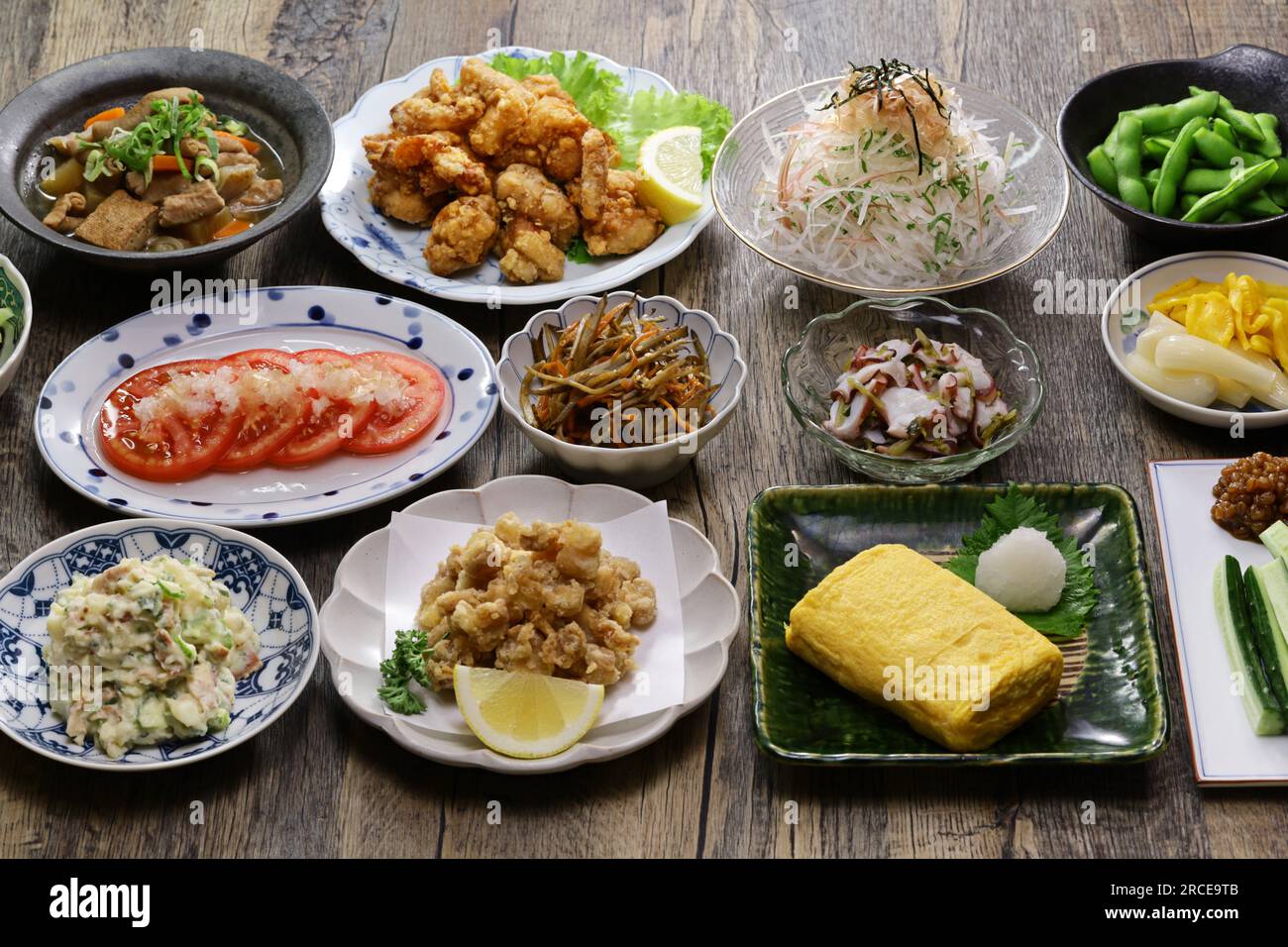 Hausgemachte Auswahl an japanischen Speisen. Beliebtes Izakaya-Menü. Izakaya ist ein vernünftiges Restaurant, wo Sie alkoholische Getränke und Speisen genießen können. Stockfoto