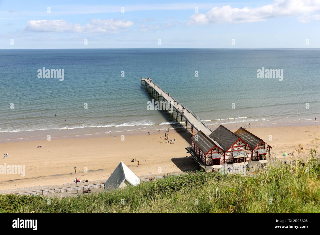 Saltburn Pier und Strand im Sommer, Saltburn-by-the-Sea, North Yorkshire, Großbritannien Stockfoto