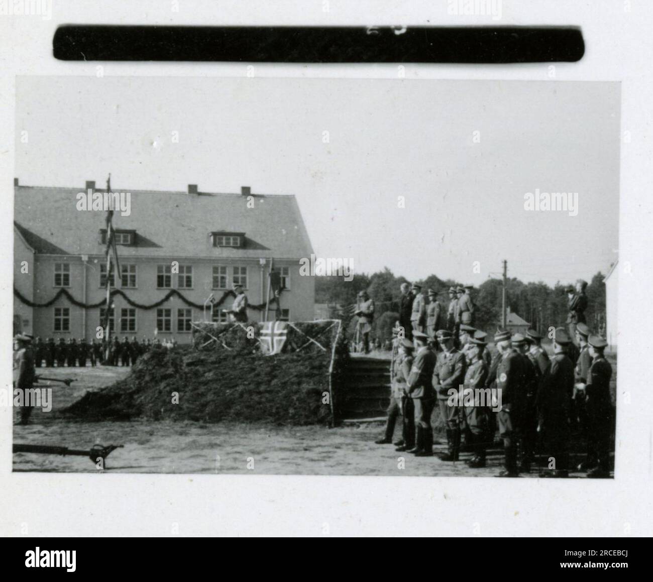 SS-Fotograf Eines Norwegische SS 1943 Feldausbildung, Einberufungszeremonie, Winterszenen mit Soldaten im Dorf Bilder, die die Frontaktivitäten der Waffen-SS-Einheiten an der westlichen und östlichen Front, einschließlich Polen, Frankreich, Balkan, Italien, darstellen Und Russland sowie Trainingsübungen, Porträts von Einzelpersonen und Gruppenansichten und Szenen von Städten und der lokalen Bevölkerung. Stockfoto