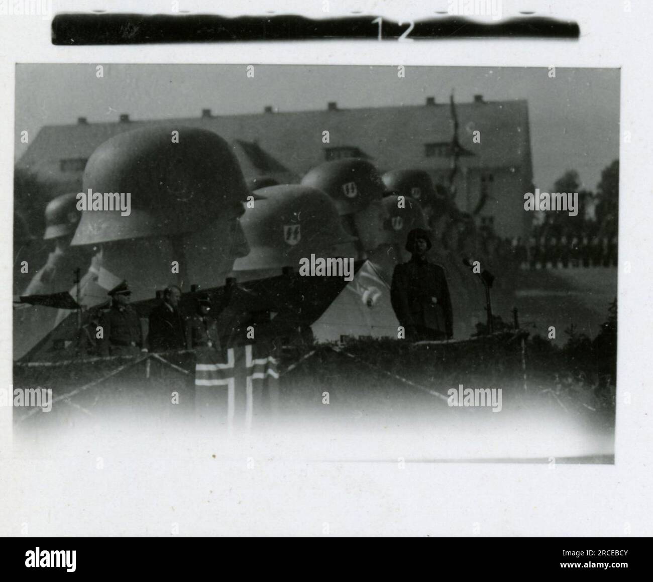 SS-Fotograf Eines Norwegische SS 1943 Feldausbildung, Einberufungszeremonie, Winterszenen mit Soldaten im Dorf Bilder, die die Frontaktivitäten der Waffen-SS-Einheiten an der westlichen und östlichen Front, einschließlich Polen, Frankreich, Balkan, Italien, darstellen Und Russland sowie Trainingsübungen, Porträts von Einzelpersonen und Gruppenansichten und Szenen von Städten und der lokalen Bevölkerung. Stockfoto