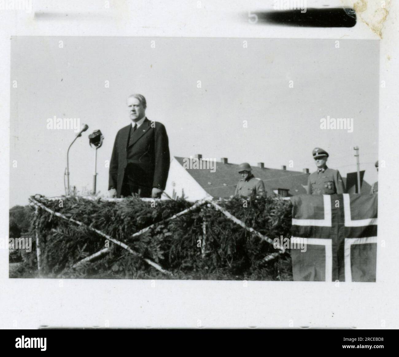 SS-Fotograf Eines Norwegische SS 1943 Feldausbildung, Einberufungszeremonie, Winterszenen mit Soldaten im Dorf Bilder, die die Frontaktivitäten der Waffen-SS-Einheiten an der westlichen und östlichen Front, einschließlich Polen, Frankreich, Balkan, Italien, darstellen Und Russland sowie Trainingsübungen, Porträts von Einzelpersonen und Gruppenansichten und Szenen von Städten und der lokalen Bevölkerung. Stockfoto