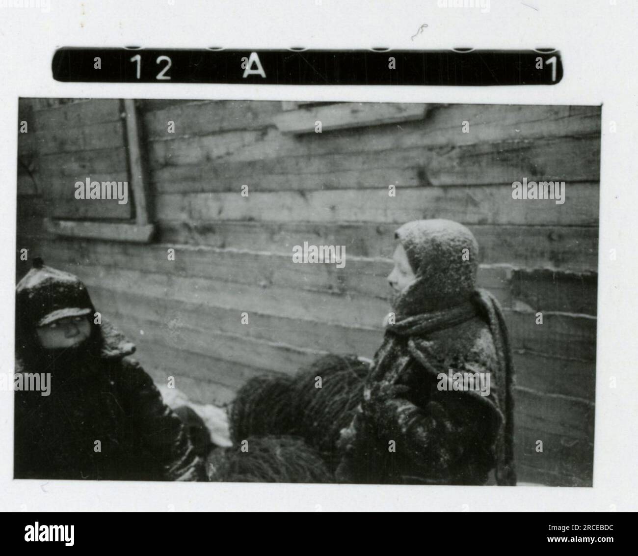 SS-Fotograf Eines Norwegische SS 1943 Feldausbildung, Einberufungszeremonie, Winterszenen mit Soldaten im Dorf Bilder, die die Frontaktivitäten der Waffen-SS-Einheiten an der westlichen und östlichen Front, einschließlich Polen, Frankreich, Balkan, Italien, darstellen Und Russland sowie Trainingsübungen, Porträts von Einzelpersonen und Gruppenansichten und Szenen von Städten und der lokalen Bevölkerung. Stockfoto