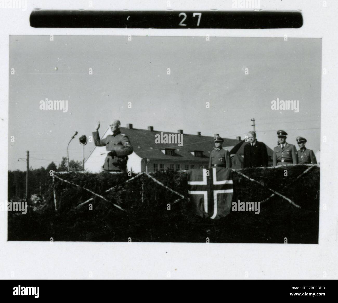 SS-Fotograf Eines Norwegische SS 1943 Feldausbildung, Einberufungszeremonie, Winterszenen mit Soldaten im Dorf Bilder, die die Frontaktivitäten der Waffen-SS-Einheiten an der westlichen und östlichen Front, einschließlich Polen, Frankreich, Balkan, Italien, darstellen Und Russland sowie Trainingsübungen, Porträts von Einzelpersonen und Gruppenansichten und Szenen von Städten und der lokalen Bevölkerung. Stockfoto