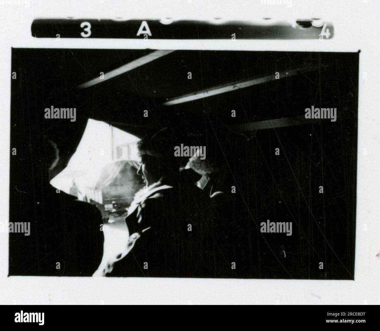 SS-Fotograf Eines Norwegische SS 1943 Feldausbildung, Einberufungszeremonie, Winterszenen mit Soldaten im Dorf Bilder, die die Frontaktivitäten der Waffen-SS-Einheiten an der westlichen und östlichen Front, einschließlich Polen, Frankreich, Balkan, Italien, darstellen Und Russland sowie Trainingsübungen, Porträts von Einzelpersonen und Gruppenansichten und Szenen von Städten und der lokalen Bevölkerung. Stockfoto