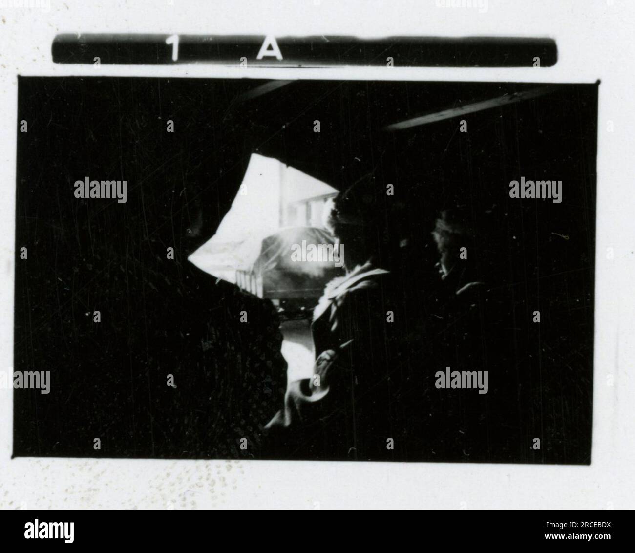 SS-Fotograf Eines Norwegische SS 1943 Feldausbildung, Einberufungszeremonie, Winterszenen mit Soldaten im Dorf Bilder, die die Frontaktivitäten der Waffen-SS-Einheiten an der westlichen und östlichen Front, einschließlich Polen, Frankreich, Balkan, Italien, darstellen Und Russland sowie Trainingsübungen, Porträts von Einzelpersonen und Gruppenansichten und Szenen von Städten und der lokalen Bevölkerung. Stockfoto