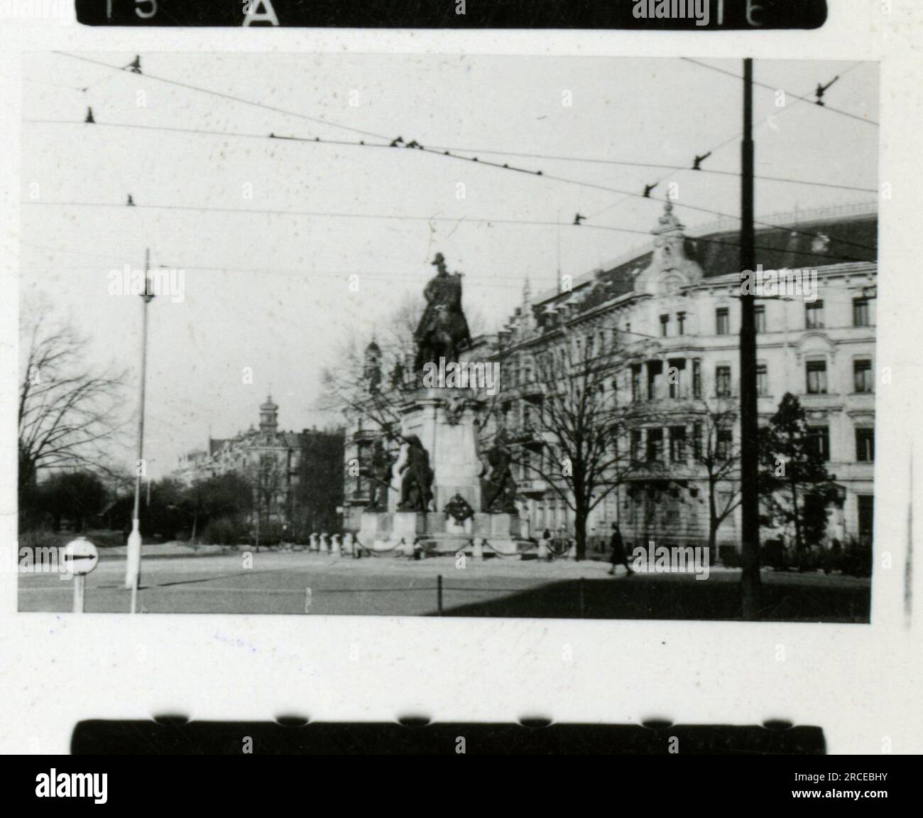 SS-Fotograf Eines Norwegische SS 1943 Feldausbildung, Einberufungszeremonie, Winterszenen mit Soldaten im Dorf Bilder, die die Frontaktivitäten der Waffen-SS-Einheiten an der westlichen und östlichen Front, einschließlich Polen, Frankreich, Balkan, Italien, darstellen Und Russland sowie Trainingsübungen, Porträts von Einzelpersonen und Gruppenansichten und Szenen von Städten und der lokalen Bevölkerung. Stockfoto