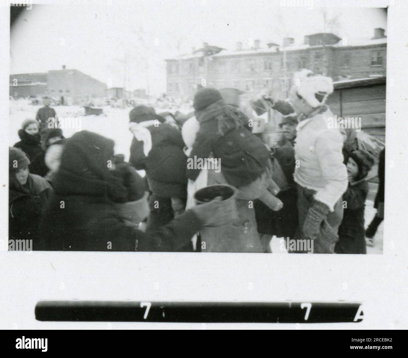 SS-Fotograf Eines Norwegische SS 1943 Feldausbildung, Einberufungszeremonie, Winterszenen mit Soldaten im Dorf Bilder, die die Frontaktivitäten der Waffen-SS-Einheiten an der westlichen und östlichen Front, einschließlich Polen, Frankreich, Balkan, Italien, darstellen Und Russland sowie Trainingsübungen, Porträts von Einzelpersonen und Gruppenansichten und Szenen von Städten und der lokalen Bevölkerung. Stockfoto