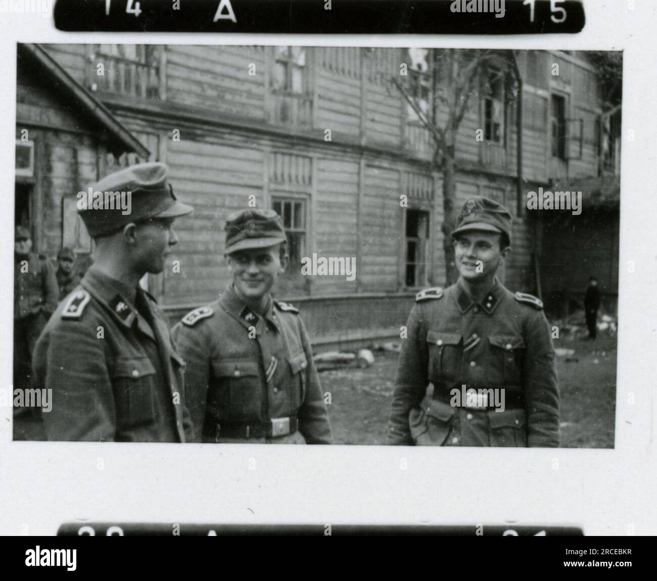 SS-Fotograf Eines Norwegische SS 1943 Feldausbildung, Einberufungszeremonie, Winterszenen mit Soldaten im Dorf Bilder, die die Frontaktivitäten der Waffen-SS-Einheiten an der westlichen und östlichen Front, einschließlich Polen, Frankreich, Balkan, Italien, darstellen Und Russland sowie Trainingsübungen, Porträts von Einzelpersonen und Gruppenansichten und Szenen von Städten und der lokalen Bevölkerung. Stockfoto