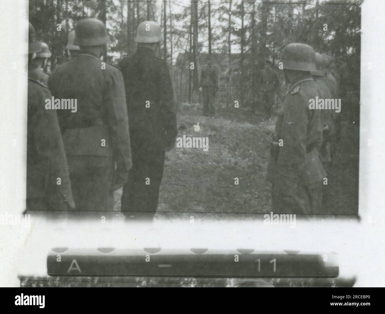 SS-Fotograf Einser Denmark (Frikorps Danmark) SS 1944 Zerstörungsszenen der Stadt, Zeremonie der Einheit im Außendienst Bilder, die die Frontaktivitäten der Waffen-SS-Einheiten an der westlichen und östlichen Front, einschließlich Polen, Frankreich, Balkan, Italien, Und Russland sowie Trainingsübungen, Porträts von Einzelpersonen und Gruppenansichten und Szenen von Städten und der lokalen Bevölkerung. Stockfoto