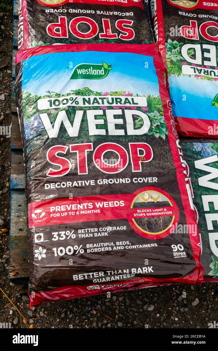 Beutel mit Weed Stop dekorative Bodenbedeckung im Gartencenter, Großbritannien erhältlich Stockfoto