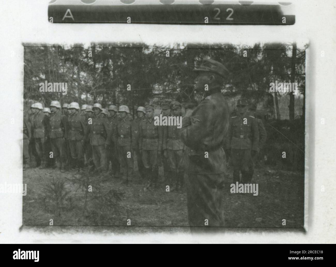 SS-Fotograf Einser Denmark (Frikorps Danmark) SS 1944 Zerstörungsszenen der Stadt, Zeremonie der Einheit im Außendienst Bilder, die die Frontaktivitäten der Waffen-SS-Einheiten an der westlichen und östlichen Front, einschließlich Polen, Frankreich, Balkan, Italien, Und Russland sowie Trainingsübungen, Porträts von Einzelpersonen und Gruppenansichten und Szenen von Städten und der lokalen Bevölkerung. Stockfoto