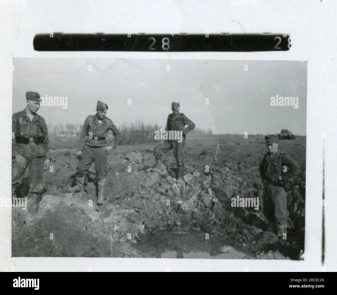 SS-Fotograf Fabiger, SS-Panzerkorps, Narva, 1944 tägliche Aktivitäten, Einheit in Winterposition mit Lichtfackelpistole Bilder der Frontaktivitäten von Waffen-SS-Einheiten an der westlichen und östlichen Front, einschließlich Polen, Frankreich, Balkan, Italien, Und Russland sowie Trainingsübungen, Porträts von Einzelpersonen und Gruppenansichten und Szenen von Städten und der lokalen Bevölkerung. Stockfoto