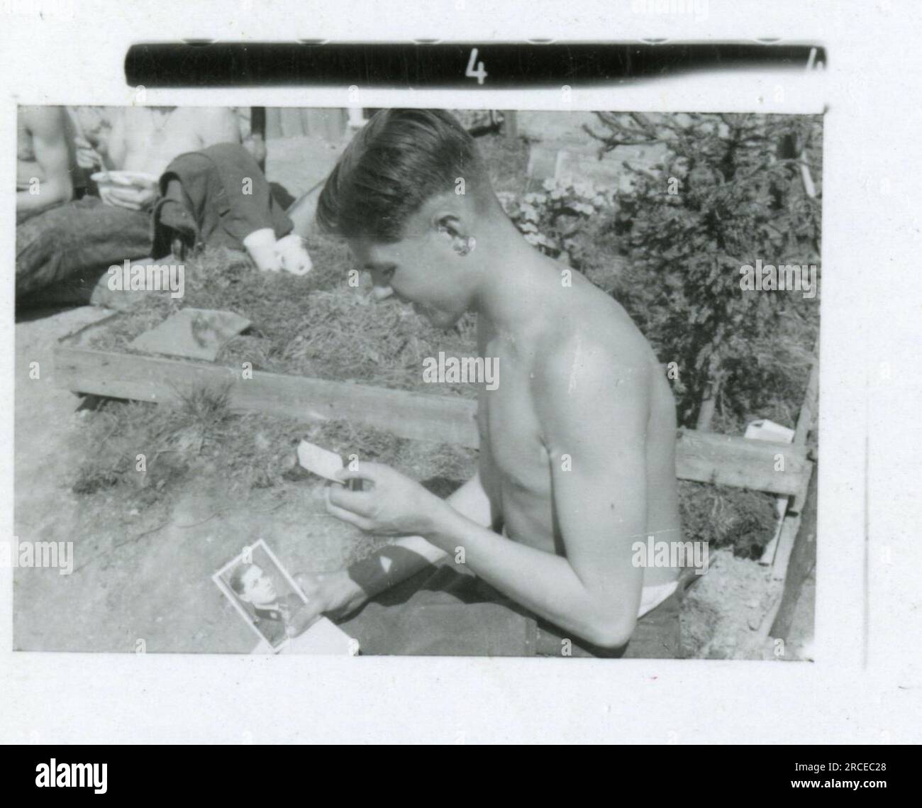 SS-Fotograf Fabiger, SS-Panzerkorps, Narva, 1944 tägliche Aktivitäten, Einheit in Winterposition mit Lichtfackelpistole Bilder der Frontaktivitäten von Waffen-SS-Einheiten an der westlichen und östlichen Front, einschließlich Polen, Frankreich, Balkan, Italien, Und Russland sowie Trainingsübungen, Porträts von Einzelpersonen und Gruppenansichten und Szenen von Städten und der lokalen Bevölkerung. Stockfoto