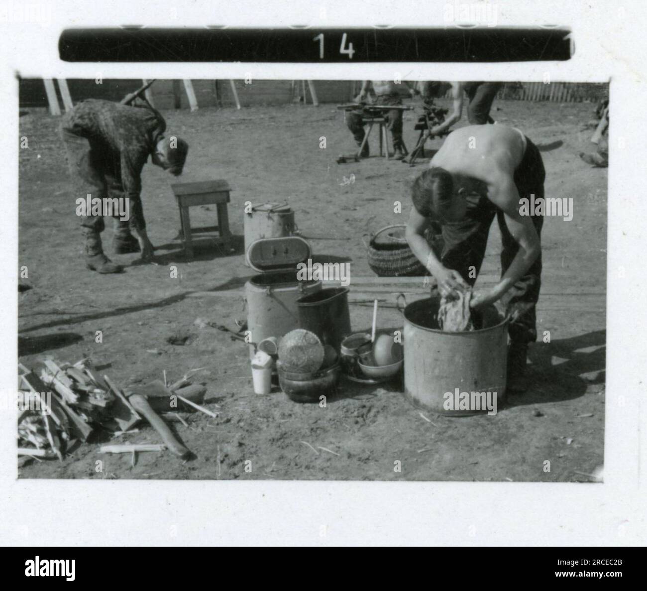 SS-Fotograf Fabiger, SS-Panzerkorps, Narva, 1944 tägliche Aktivitäten, Einheit in Winterposition mit Lichtfackelpistole Bilder der Frontaktivitäten von Waffen-SS-Einheiten an der westlichen und östlichen Front, einschließlich Polen, Frankreich, Balkan, Italien, Und Russland sowie Trainingsübungen, Porträts von Einzelpersonen und Gruppenansichten und Szenen von Städten und der lokalen Bevölkerung. Stockfoto