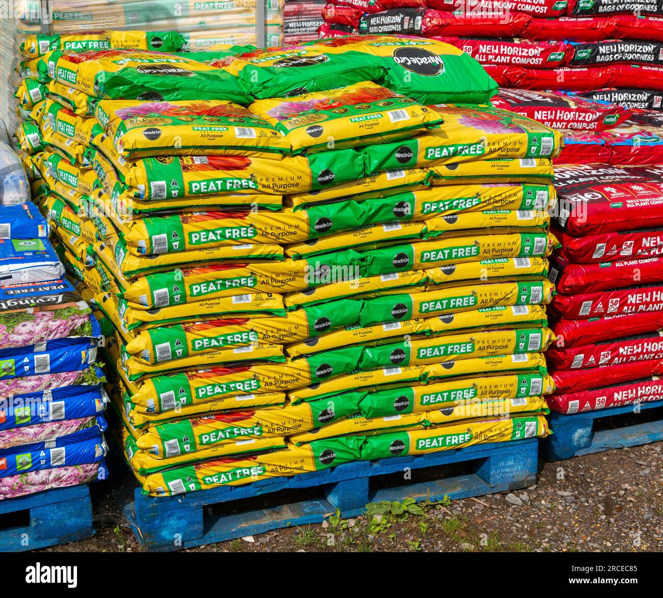 Beutel MiracleGro Torffreier Kompost im Garden Center, Großbritannien erhältlich Stockfoto