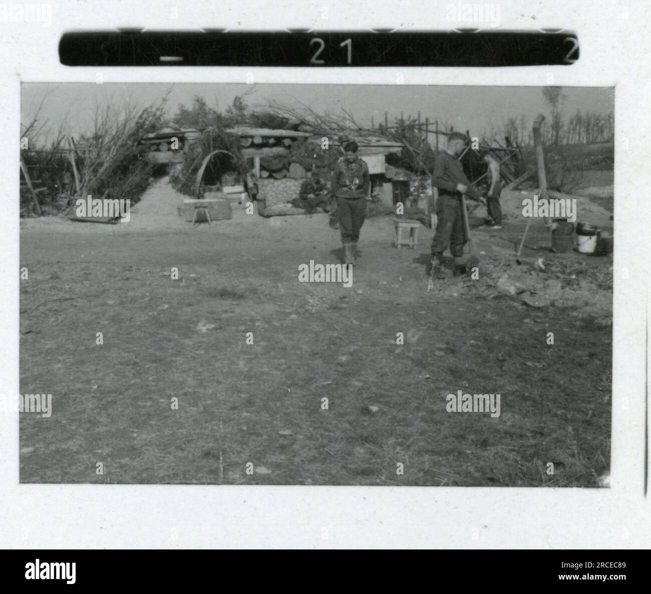 SS-Fotograf Fabiger, SS-Panzerkorps, Narva, 1944 tägliche Aktivitäten, Einheit in Winterposition mit Lichtfackelpistole Bilder der Frontaktivitäten von Waffen-SS-Einheiten an der westlichen und östlichen Front, einschließlich Polen, Frankreich, Balkan, Italien, Und Russland sowie Trainingsübungen, Porträts von Einzelpersonen und Gruppenansichten und Szenen von Städten und der lokalen Bevölkerung. Stockfoto