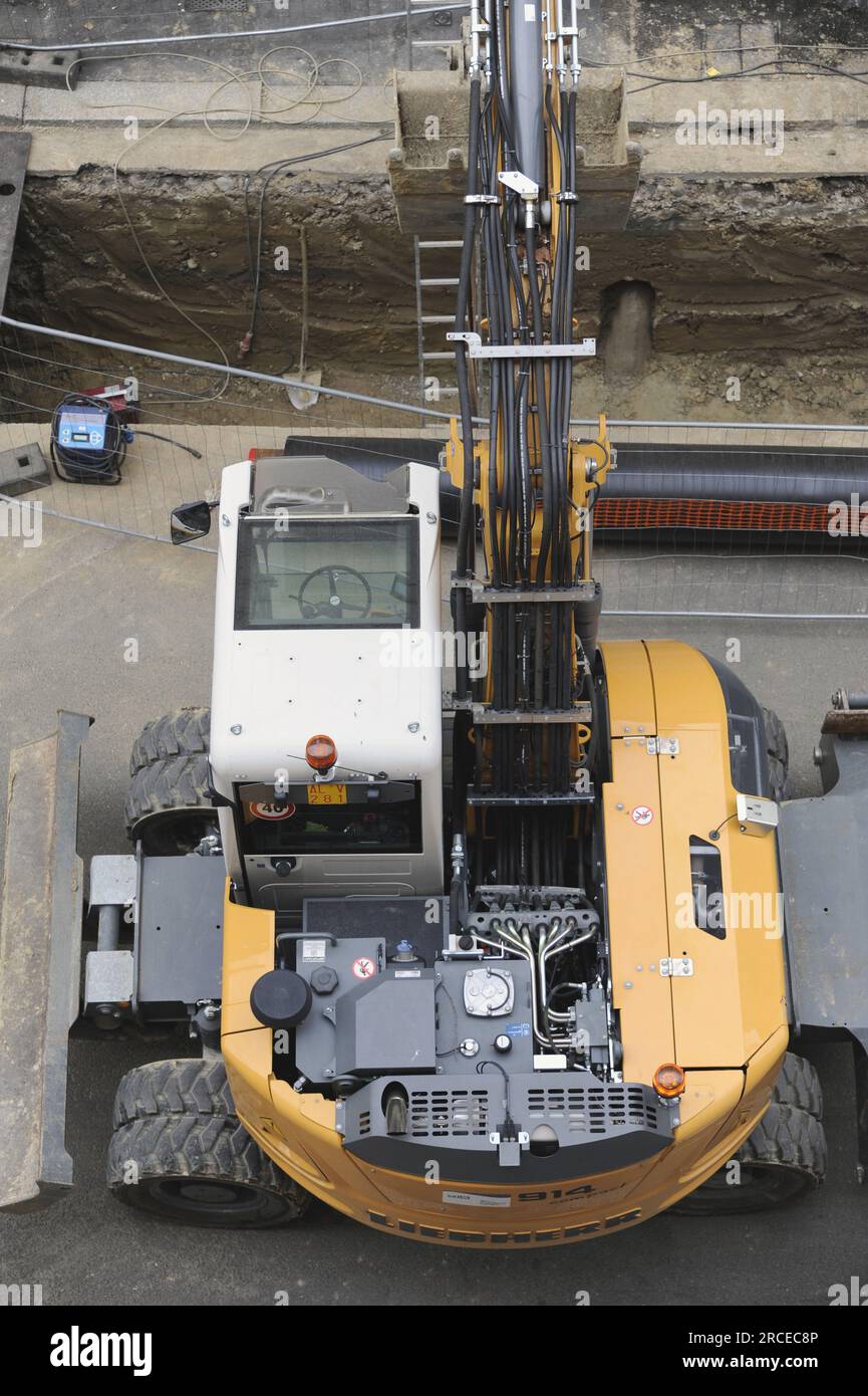 - Mailand (Italien), Verlegung von Fernwärmeleitungen für ein Wohngebäude im südlichen Teil des Verwaltungsbezirks Morivione. - Milano (Italia), posa delle tubazioni del teleriscaldamento per un complesso residenziale in zona sud, Quartiere Morivione. Stockfoto