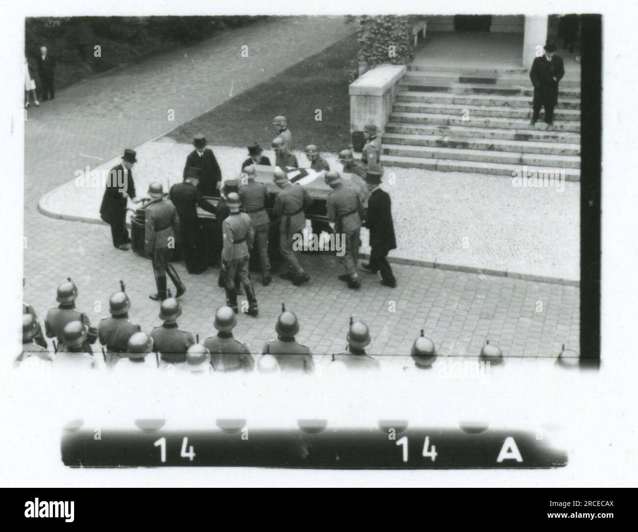 SS-Fotograf Falkowski (1943) Porträtfotos einzelner Soldaten, Kasernenszenen, durch Bombenangriffe zerstörte Stadtgebäude und Bahnhöfe, Mahl in der Kantine, russische Kohlemine, Soldaten auf Flussfahrt, Beerdigung mit Einheit und leitenden Offizieren, Zielübungen, Militärgräber und Friedhof, Boxwettbewerb. Bilder, die die Aktivitäten der Waffen-SS-Einheiten an der westlichen und östlichen Front, einschließlich Polen, Frankreich, Balkan, Italien, Und Russland sowie Trainingsübungen, Porträts von Einzelpersonen und Gruppenansichten und Szenen von Städten und der lokalen Bevölkerung. Stockfoto