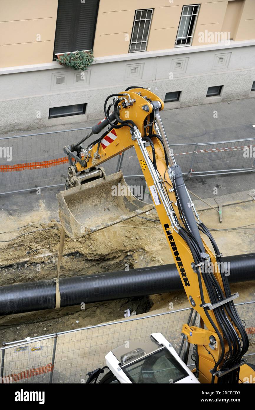 - Mailand (Italien), Verlegung von Fernwärmeleitungen für ein Wohngebäude im südlichen Teil des Verwaltungsbezirks Morivione. - Milano (Italia), posa delle tubazioni del teleriscaldamento per un complesso residenziale in zona sud, Quartiere Morivione. Stockfoto