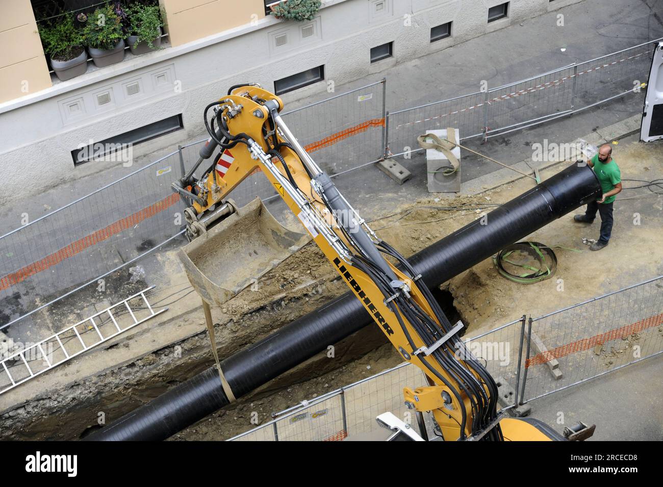 - Mailand (Italien), Verlegung von Fernwärmeleitungen für ein Wohngebäude im südlichen Teil des Verwaltungsbezirks Morivione. - Milano (Italia), posa delle tubazioni del teleriscaldamento per un complesso residenziale in zona sud, Quartiere Morivione. Stockfoto