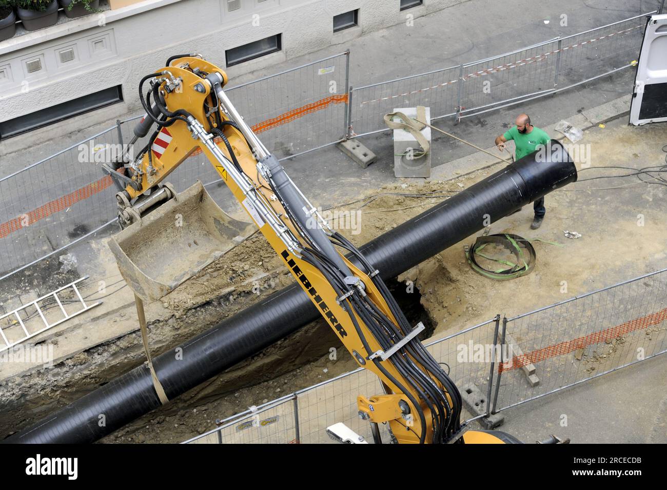 - Mailand (Italien), Verlegung von Fernwärmeleitungen für ein Wohngebäude im südlichen Teil des Verwaltungsbezirks Morivione. - Milano (Italia), posa delle tubazioni del teleriscaldamento per un complesso residenziale in zona sud, Quartiere Morivione. Stockfoto