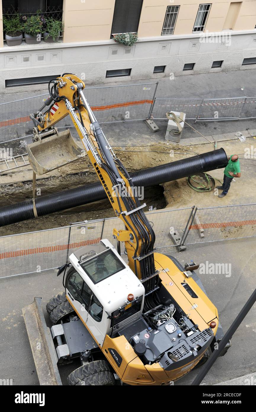 - Mailand (Italien), Verlegung von Fernwärmeleitungen für ein Wohngebäude im südlichen Teil des Verwaltungsbezirks Morivione. - Milano (Italia), posa delle tubazioni del teleriscaldamento per un complesso residenziale in zona sud, Quartiere Morivione. Stockfoto