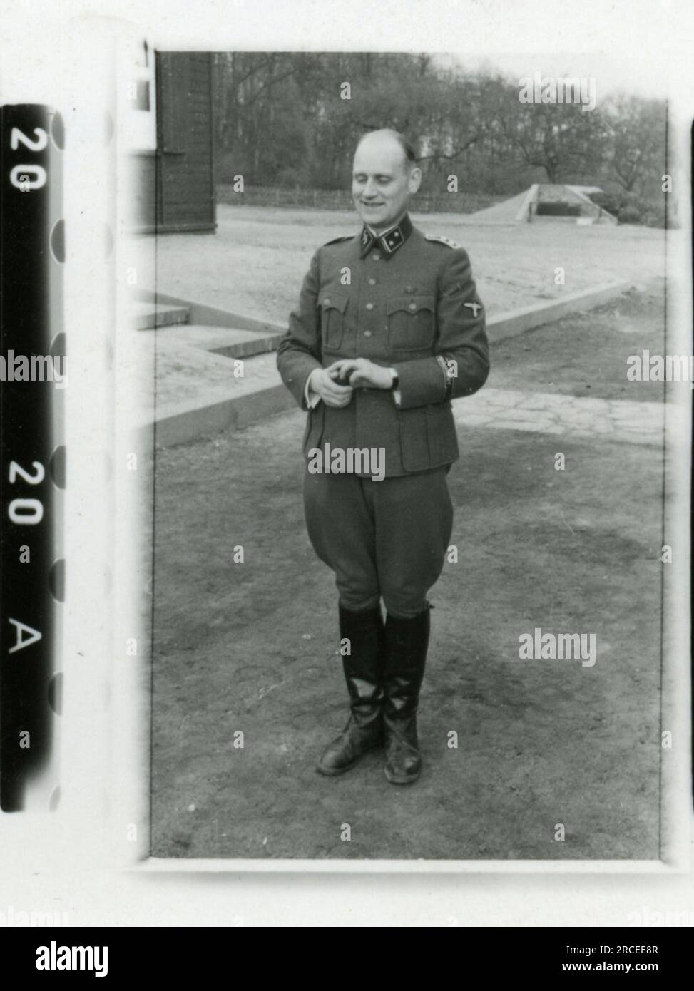 SS-Fotograf Feder 1943 & 1944 Überreste von abgestürzten Flugzeugen, viele einzelne Soldaten, Offiziere, Frauenporträts, belgische Soldaten, Rexist , detaillierte Fotos von einer Nachschubbombe, Raketenwerfer, Kasernenszenen, Gewehr- und Pistolenschießen-Übung, Familien mit Kindern Bilder von den Frontaktivitäten der Waffen-SS-Einheiten an der westlichen und östlichen Front, einschließlich Polen, Frankreich, Balkan, Italien, Und Russland sowie Trainingsübungen, Porträts von Einzelpersonen und Gruppenansichten und Szenen von Städten und der lokalen Bevölkerung. Stockfoto