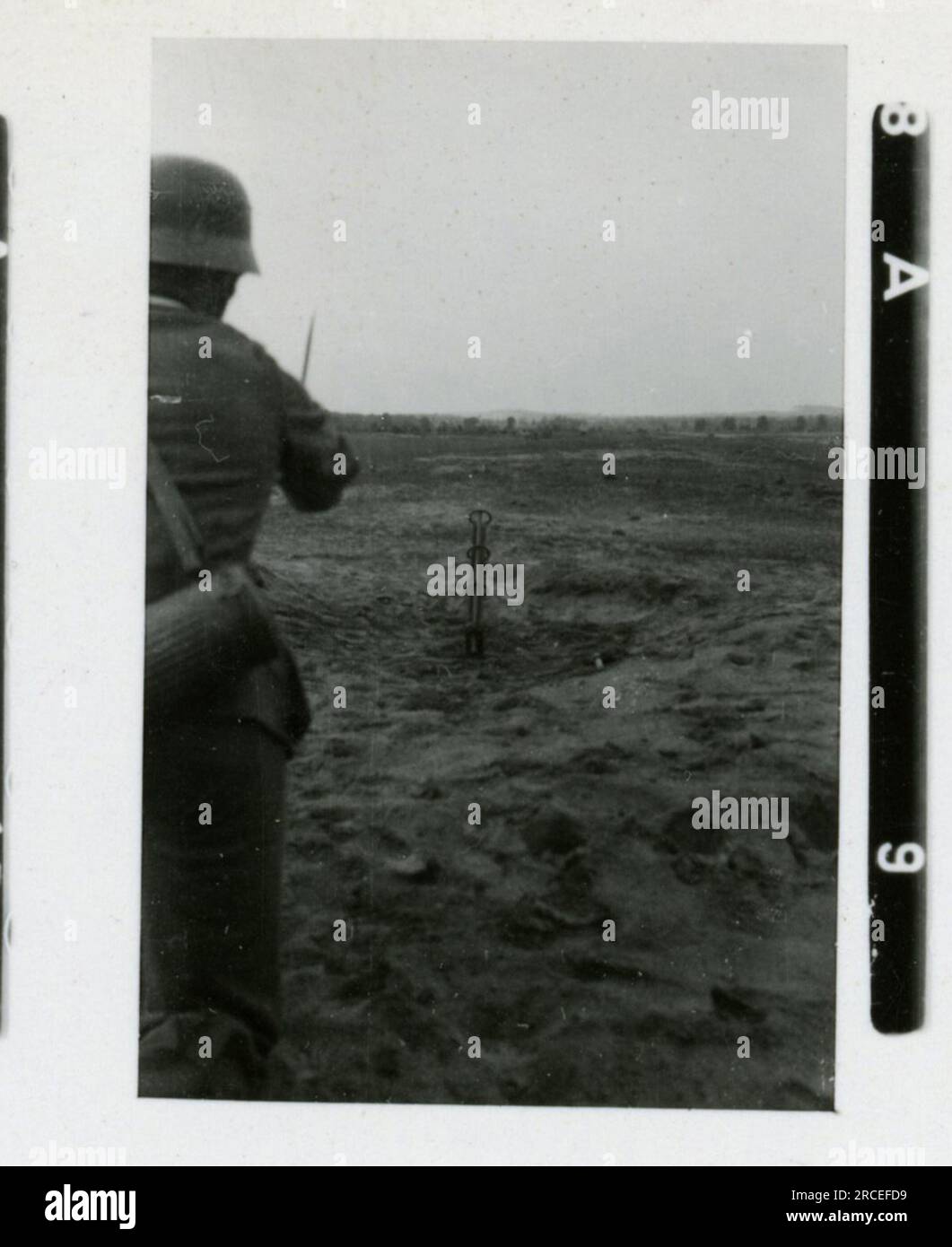 SS-Fotograf, Fink ,1943 & 1944 Bestattungszug, Reinhard Heydrich, Künstlerbüste von Heydrich, Heinrich Himmler, Soldaten, die mit Raketenwerfer trainieren, Skistruppen in Bergen trainieren, Brücken in den Bergen. Bilder, die die Aktivitäten der Waffen-SS-Einheiten an der westlichen und östlichen Front, einschließlich Polen, Frankreich, Balkan, Italien, Und Russland sowie Trainingsübungen, Porträts von Einzelpersonen und Gruppenansichten und Szenen von Städten und der lokalen Bevölkerung. Stockfoto