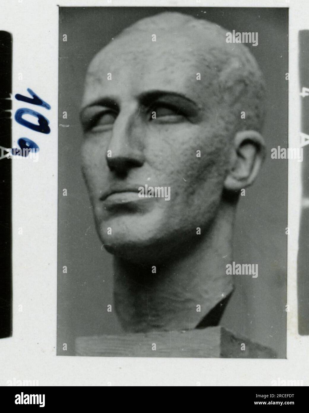 SS-Fotograf, Fink ,1943 & 1944 Bestattungszug, Reinhard Heydrich, Künstlerbüste von Heydrich, Heinrich Himmler, Soldaten, die mit Raketenwerfer trainieren, Skistruppen in Bergen trainieren, Brücken in den Bergen. Bilder, die die Aktivitäten der Waffen-SS-Einheiten an der westlichen und östlichen Front, einschließlich Polen, Frankreich, Balkan, Italien, Und Russland sowie Trainingsübungen, Porträts von Einzelpersonen und Gruppenansichten und Szenen von Städten und der lokalen Bevölkerung. Stockfoto