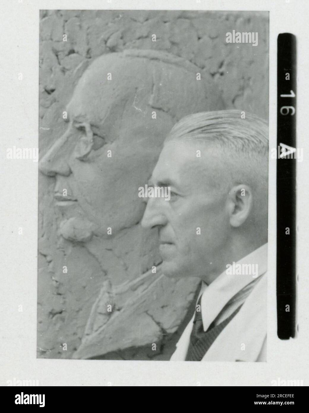 SS-Fotograf, Fink ,1943 & 1944 Bestattungszug, Reinhard Heydrich, Künstlerbüste von Heydrich, Heinrich Himmler, Soldaten, die mit Raketenwerfer trainieren, Skistruppen in Bergen trainieren, Brücken in den Bergen. Bilder, die die Aktivitäten der Waffen-SS-Einheiten an der westlichen und östlichen Front, einschließlich Polen, Frankreich, Balkan, Italien, Und Russland sowie Trainingsübungen, Porträts von Einzelpersonen und Gruppenansichten und Szenen von Städten und der lokalen Bevölkerung. Stockfoto