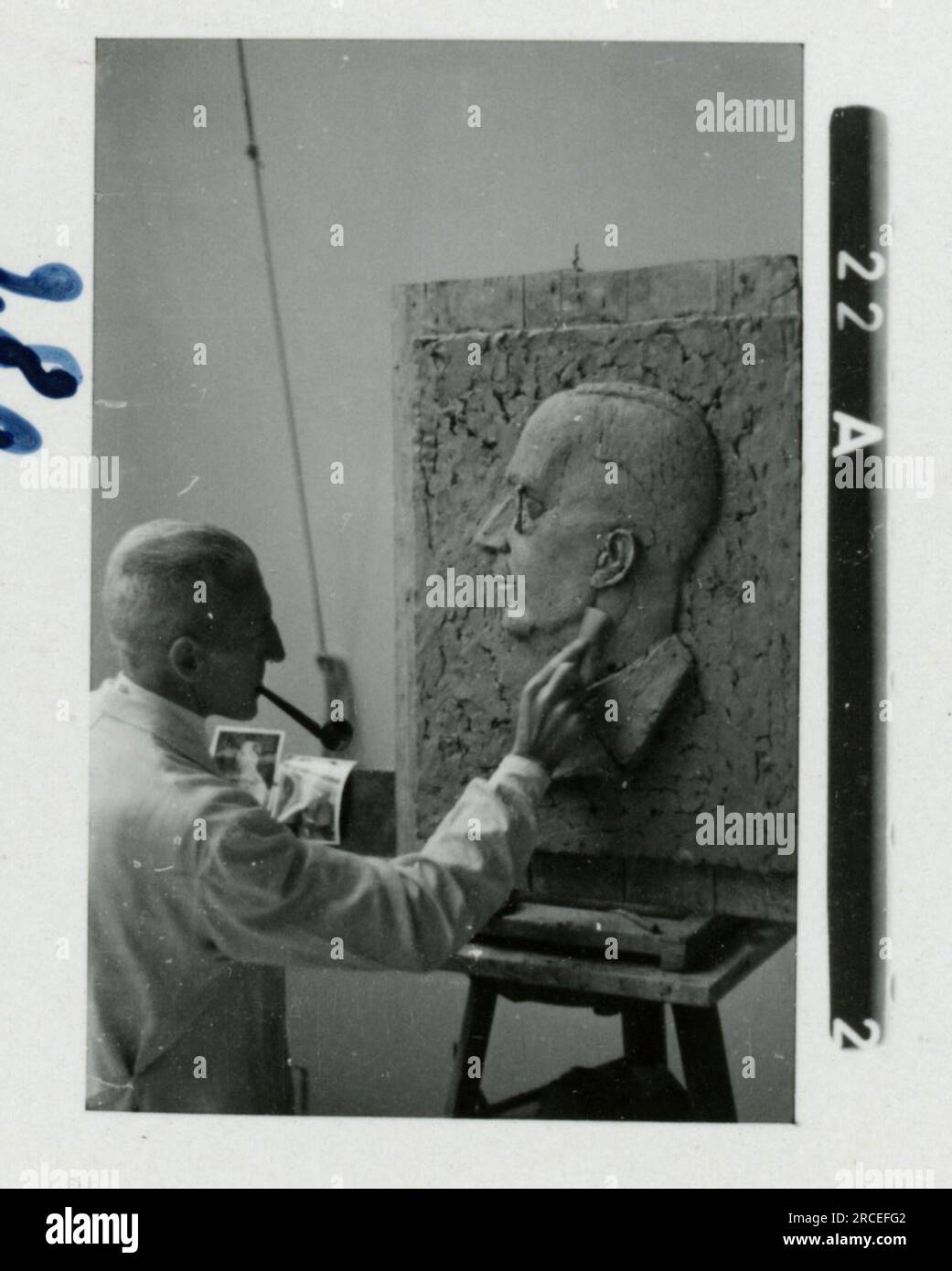 SS-Fotograf, Fink ,1943 & 1944 Bestattungszug, Reinhard Heydrich, Künstlerbüste von Heydrich, Heinrich Himmler, Soldaten, die mit Raketenwerfer trainieren, Skistruppen in Bergen trainieren, Brücken in den Bergen. Bilder, die die Aktivitäten der Waffen-SS-Einheiten an der westlichen und östlichen Front, einschließlich Polen, Frankreich, Balkan, Italien, Und Russland sowie Trainingsübungen, Porträts von Einzelpersonen und Gruppenansichten und Szenen von Städten und der lokalen Bevölkerung. Stockfoto