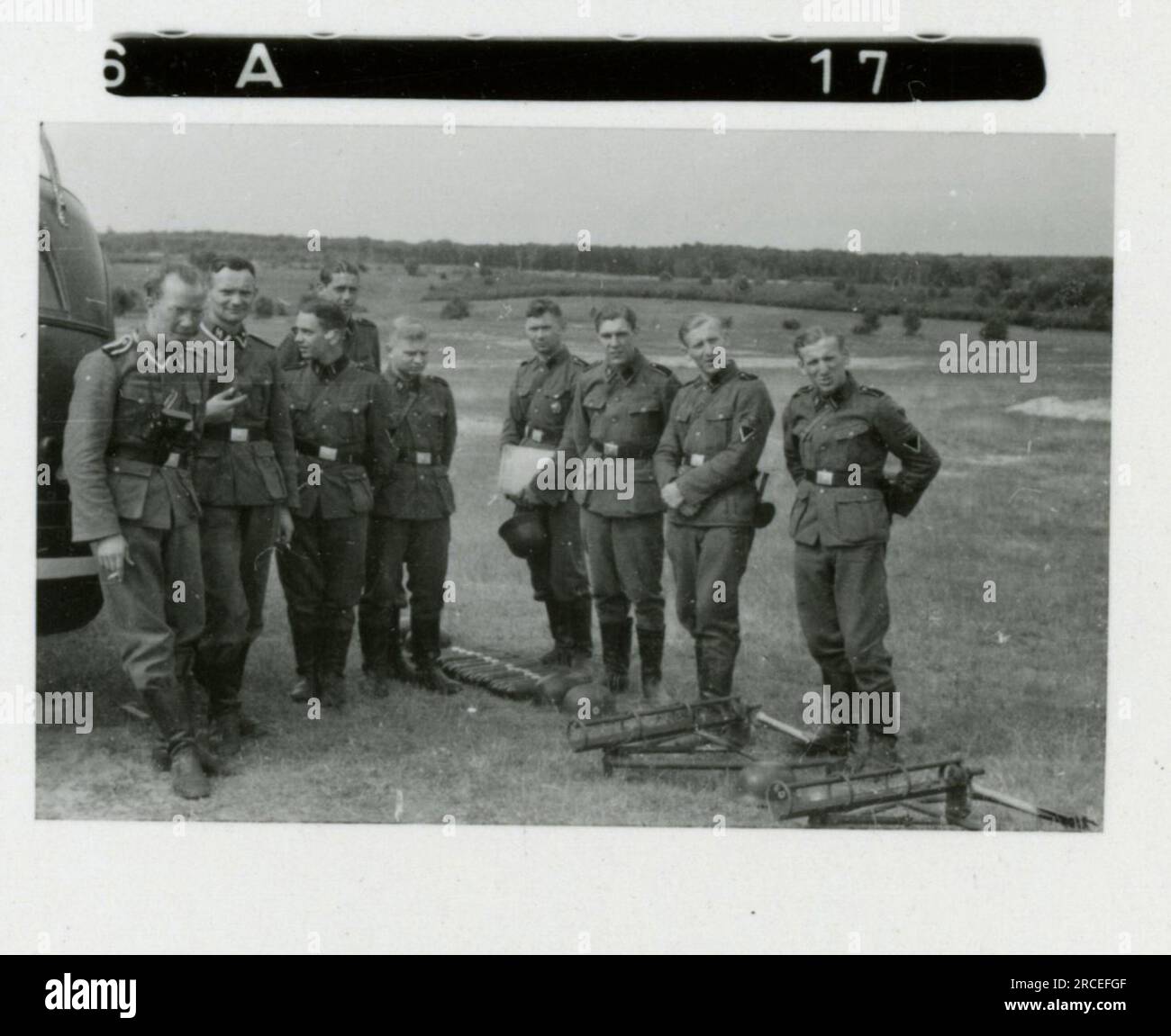 SS-Fotograf, Fink ,1943 & 1944 Bestattungszug, Reinhard Heydrich, Künstlerbüste von Heydrich, Heinrich Himmler, Soldaten, die mit Raketenwerfer trainieren, Skistruppen in Bergen trainieren, Brücken in den Bergen. Bilder, die die Aktivitäten der Waffen-SS-Einheiten an der westlichen und östlichen Front, einschließlich Polen, Frankreich, Balkan, Italien, Und Russland sowie Trainingsübungen, Porträts von Einzelpersonen und Gruppenansichten und Szenen von Städten und der lokalen Bevölkerung. Stockfoto