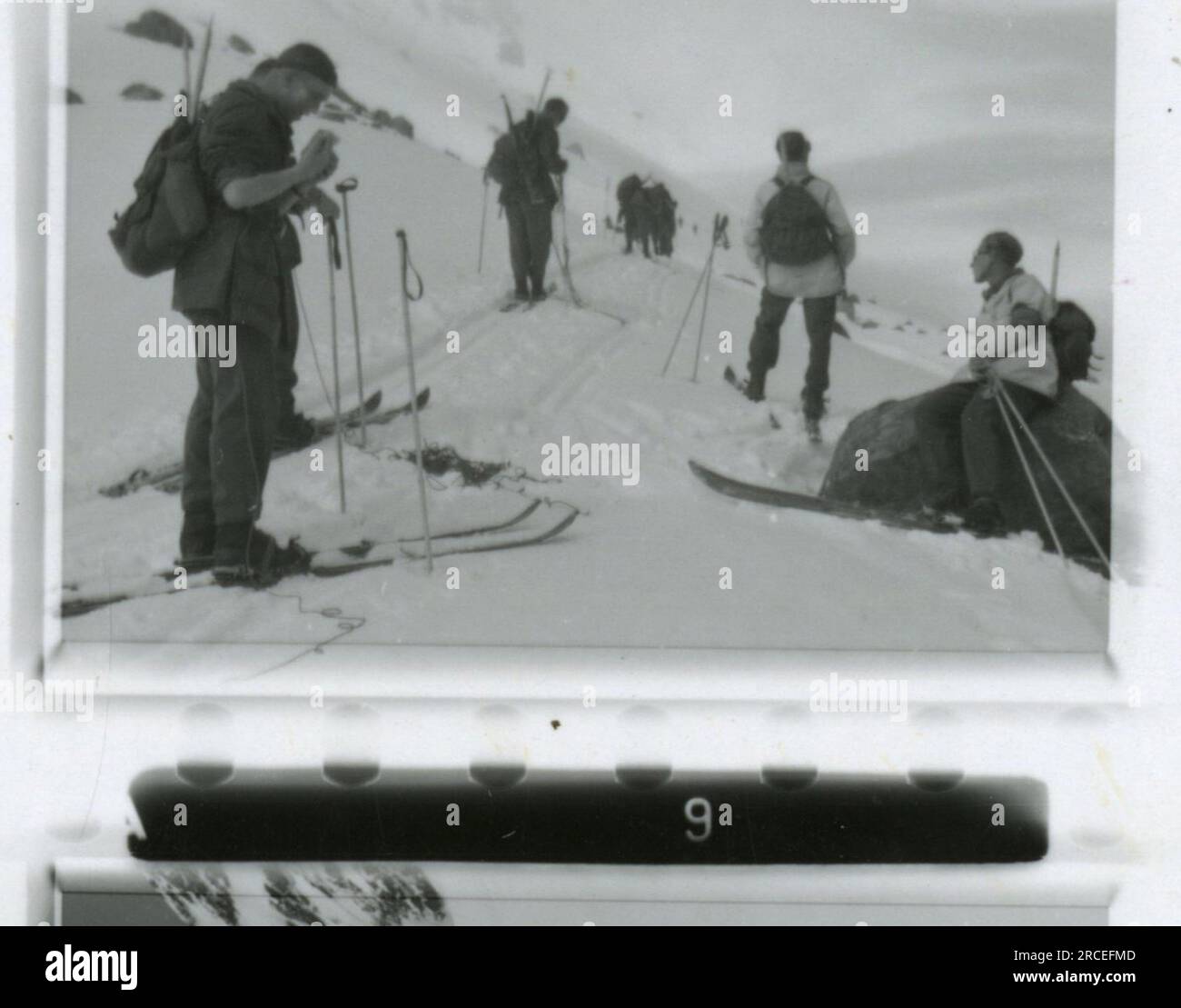 SS-Fotograf, Fink ,1943 & 1944 Bestattungszug, Reinhard Heydrich, Künstlerbüste von Heydrich, Heinrich Himmler, Soldaten, die mit Raketenwerfer trainieren, Skistruppen in Bergen trainieren, Brücken in den Bergen. Bilder, die die Aktivitäten der Waffen-SS-Einheiten an der westlichen und östlichen Front, einschließlich Polen, Frankreich, Balkan, Italien, Und Russland sowie Trainingsübungen, Porträts von Einzelpersonen und Gruppenansichten und Szenen von Städten und der lokalen Bevölkerung. Stockfoto