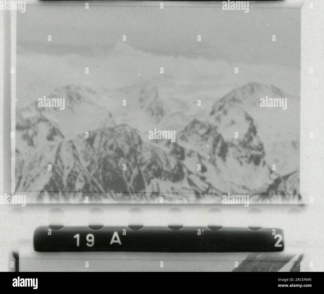 SS-Fotograf, Fink ,1943 & 1944 Bestattungszug, Reinhard Heydrich, Künstlerbüste von Heydrich, Heinrich Himmler, Soldaten, die mit Raketenwerfer trainieren, Skistruppen in Bergen trainieren, Brücken in den Bergen. Bilder, die die Aktivitäten der Waffen-SS-Einheiten an der westlichen und östlichen Front, einschließlich Polen, Frankreich, Balkan, Italien, Und Russland sowie Trainingsübungen, Porträts von Einzelpersonen und Gruppenansichten und Szenen von Städten und der lokalen Bevölkerung. Stockfoto