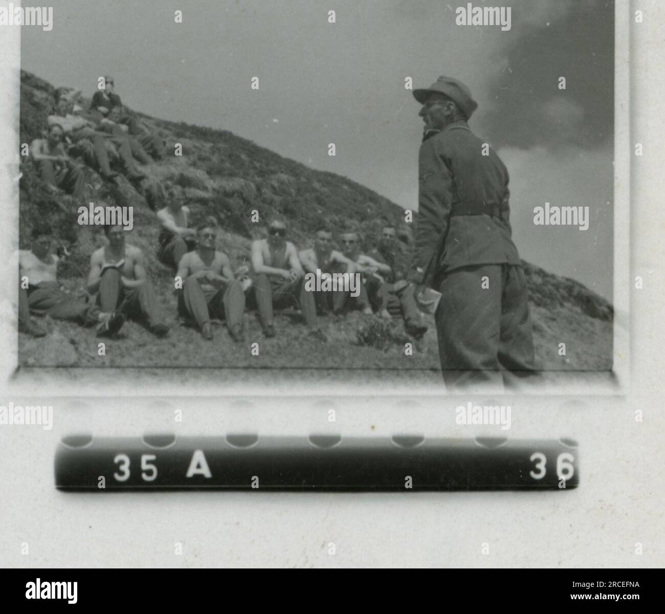 SS-Fotograf, Fink ,1943 & 1944 Bestattungszug, Reinhard Heydrich, Künstlerbüste von Heydrich, Heinrich Himmler, Soldaten, die mit Raketenwerfer trainieren, Skistruppen in Bergen trainieren, Brücken in den Bergen. Bilder, die die Aktivitäten der Waffen-SS-Einheiten an der westlichen und östlichen Front, einschließlich Polen, Frankreich, Balkan, Italien, Und Russland sowie Trainingsübungen, Porträts von Einzelpersonen und Gruppenansichten und Szenen von Städten und der lokalen Bevölkerung. Stockfoto