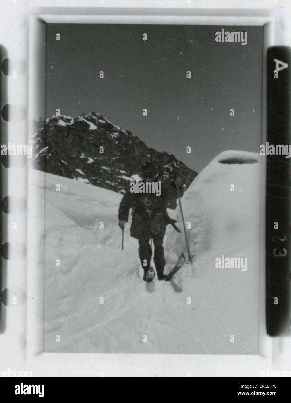 SS-Fotograf, Fink ,1943 & 1944 Bestattungszug, Reinhard Heydrich, Künstlerbüste von Heydrich, Heinrich Himmler, Soldaten, die mit Raketenwerfer trainieren, Skistruppen in Bergen trainieren, Brücken in den Bergen. Bilder, die die Aktivitäten der Waffen-SS-Einheiten an der westlichen und östlichen Front, einschließlich Polen, Frankreich, Balkan, Italien, Und Russland sowie Trainingsübungen, Porträts von Einzelpersonen und Gruppenansichten und Szenen von Städten und der lokalen Bevölkerung. Stockfoto