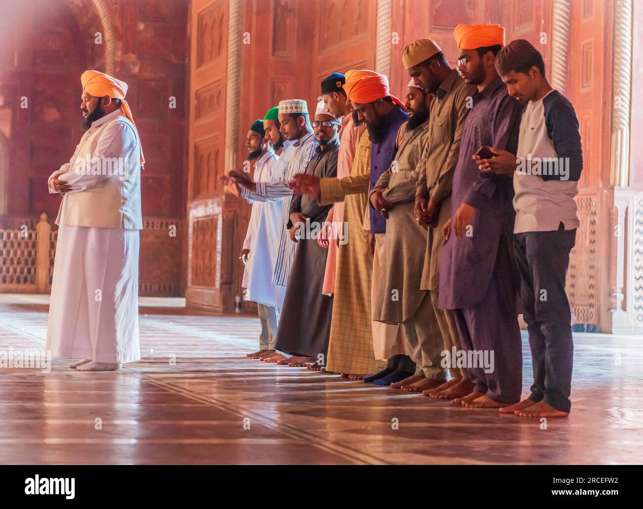 Gebete und Gebete im Taj Mahal in Neu-Delhi, Indien. Stockfoto